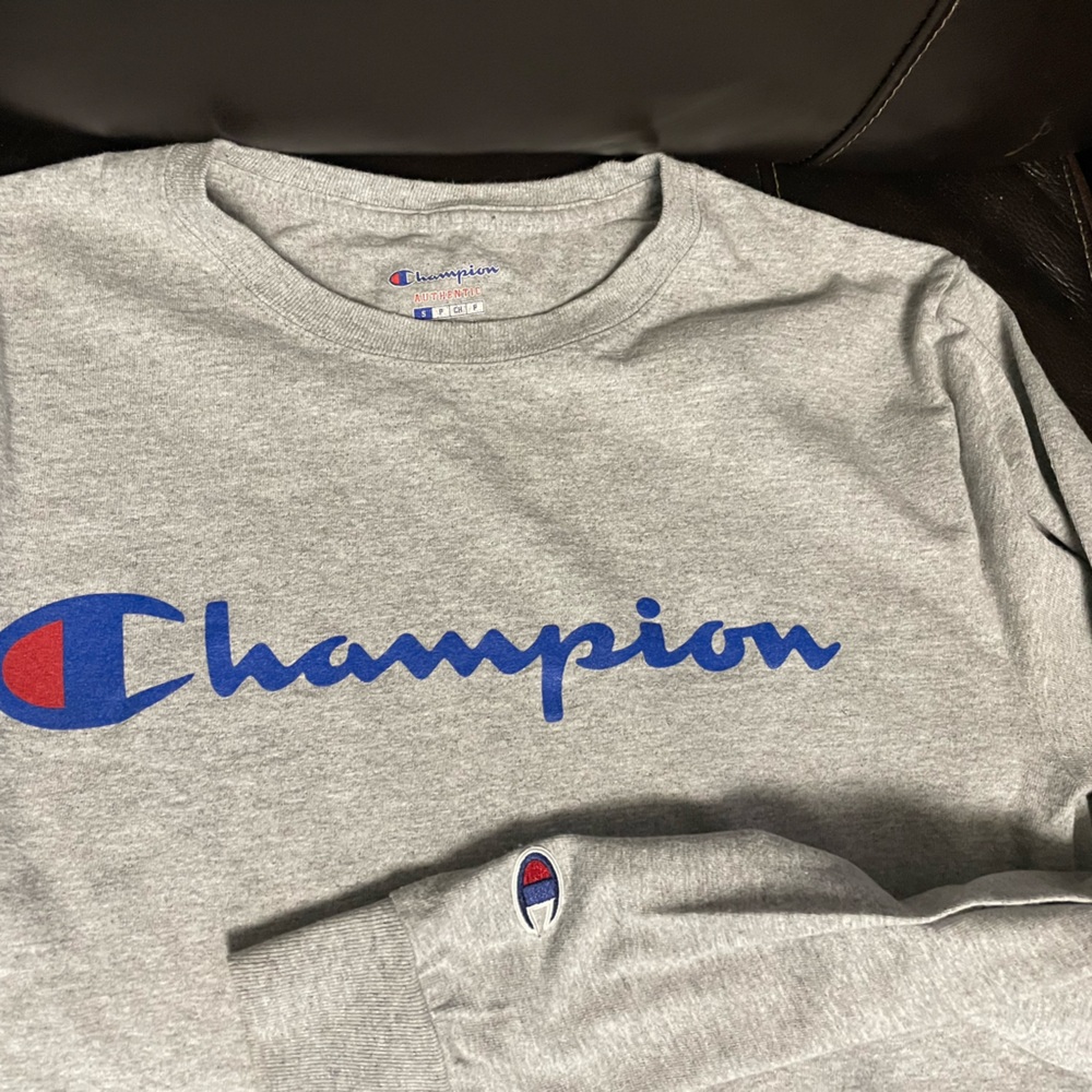 Men's Champion Script-Logo Long Sleeve
Tshirt Size/Small